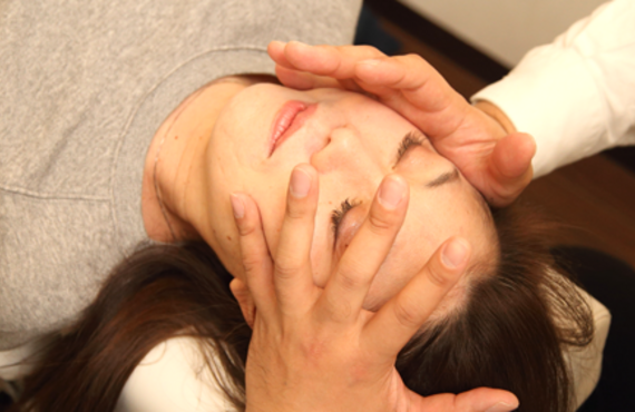 整体師が新百合ヶ丘駅に程近い立地で小顔矯正のご相談を承っております